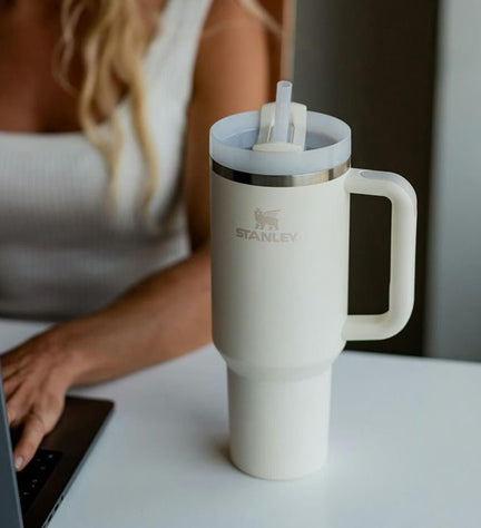 Stanley Termos Quencher H2.O FlowState 1.18L Krem