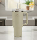 Stanley Termos Quencher H2.O FlowState 1.18L Krem