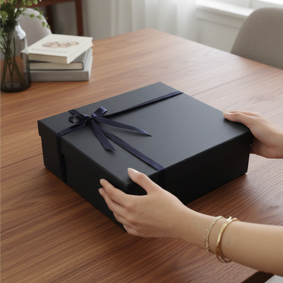 Kurdeleli Siyah Premium Kutu