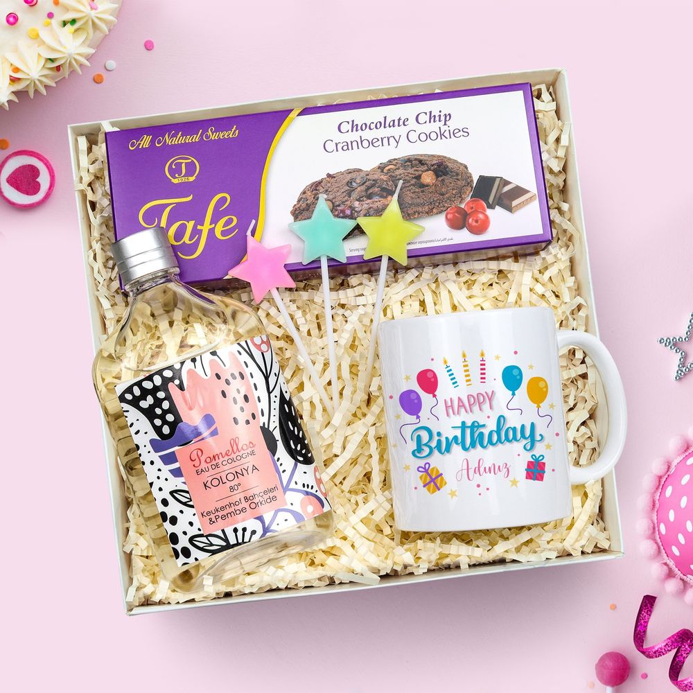 Kişiye Özel Doğum Günü Tasarımlı Kupa & Pomellos Kolonya & Çikolata Parçacıklı Kurabiye & 3'lü Doğum Günü Yıldız Mum Hediye Seti