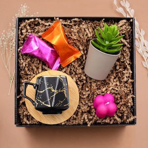 Özel Bambu Tabaklı Mermer Desen Fincan & Tafe Çikolata Kaplı Hurma & Mini Bubble Mum & Yapay Sukulent Çiçek Hediye Seti