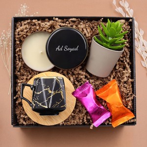 Kişiye Özel Metal Kutulu Mum & Yapay Mini Saksı & Tafe Çikolata Kaplı Hurma & Bambu Tabaklı Mermer Desen Fincan Hediye Seti