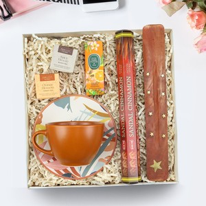 Kahverengi Desenli Çay Fincanı & Eyüp Sabri Tuncer Mini Kolonya & Çubuk Tütsü & Teashop 2'li Bitki Çayı Hediye Seti #1