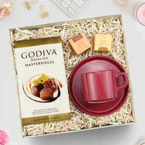 Kırmızı Fincan & Godiva 115 gr. Çikolata & Teashop 2\'li Bitki Çayı Hediye Seti