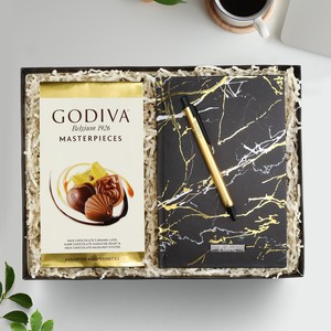 Kişiye Özel Siyah Mermer Desen Defter & Gold Renk Siyah Detaylı Tükenmez Kalem & Godiva 115 gr. Çikolata Hediye Seti
